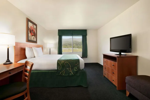 غرفة بسرير كينج لذوي الإعاقة، Travelodge By Wyndham Low Moor Near Covington 2/4