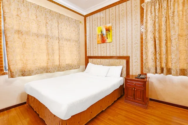 غرفة بسريرين منفصلين، Capital O 125 Moon Plaza Hotel 2/5
