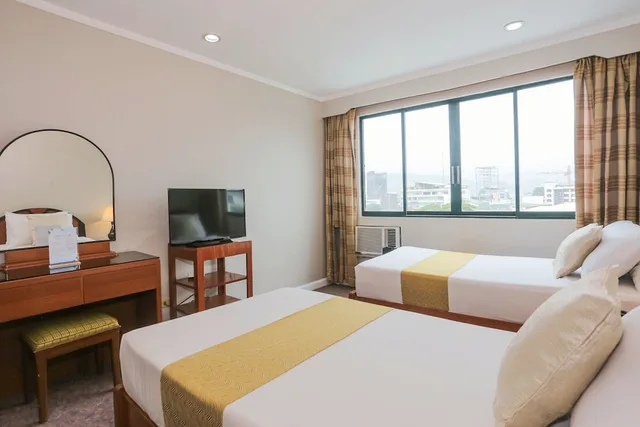 غرفة سوبيريور بسريرين منفصلين، Holiday Plaza Hotel 2/3