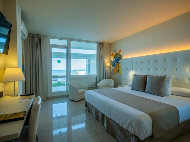 غرفة ديلوكس بسرير كينج، On Hotels Oceanfront Adults Designed 2/6