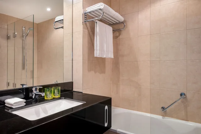 غرفة بريميوم بسرير كوين بشرفة، Four Points by Sheraton Munich Arabellapark 4/8