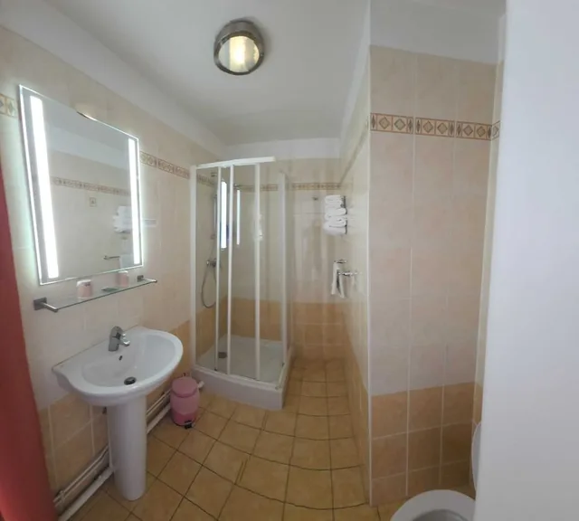 غرفة كلاسيكية بسريرين منفصلين، HOTEL LE BOURGOGNE 4/5