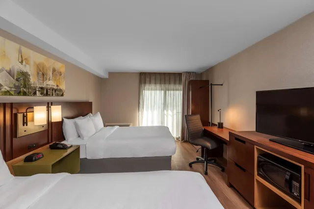 غرفة بسريرين كوين يُسمح فيها بالحيوانات الأليفة في الطابق الأرضي، Comfort Inn Cambridge - Highway 401 4/8
