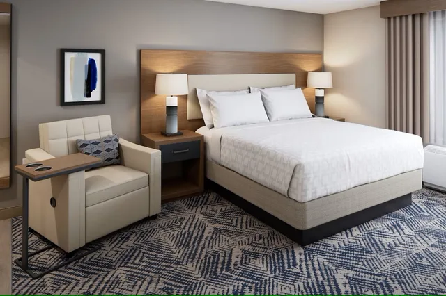 غرفة قياسية بسرير كينج بحوض استحمام، Candlewood Suites - Roanoke - Valley View, an IHG Hotel 1/2