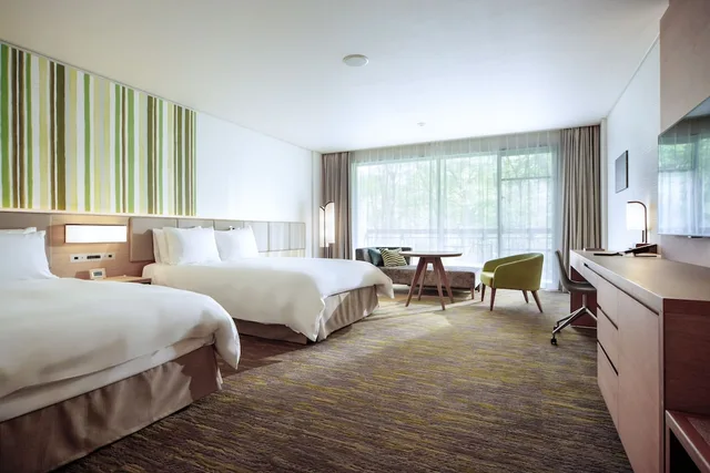 غرفة بريميوم بسريرين مزدوجين بشرفة، ANA Holiday Inn Resort Shinano-omachi Kuroyon 1/3