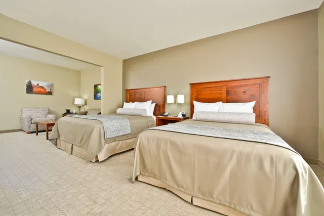 جناح بسريرين كوين بحوض استحمام لذوي الإعاقة، Green Mill Village Hotel & Suites, BW Signature Collection 1/7