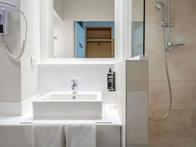 غرفة كومفورت بسرير مزدوج بإطلالة على البحر بشرفة، ibis Styles Biarritz Plage 6/6