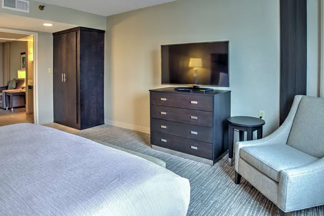 جناح بسرير كينج بغرفة نوم واحدة بحوض استحمام لذوي الإعاقة، Embassy Suites Indianapolis North 1/1