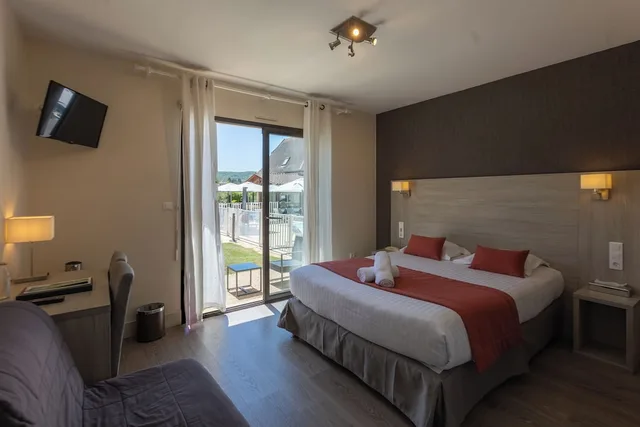 غرفة بسرير مزدوج بإطلالة على المسبح بشرفة، HOTEL L OUSTAL 6/9
