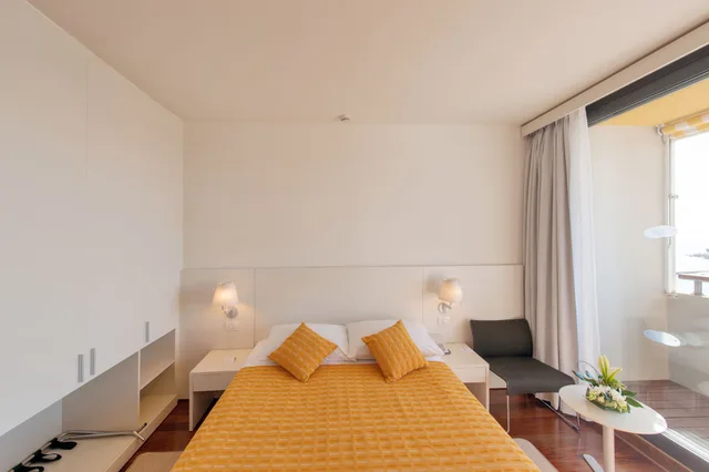 غرفة قياسية بشرفة مفردة بسرير كوين، Island Hotel Istra 2/4