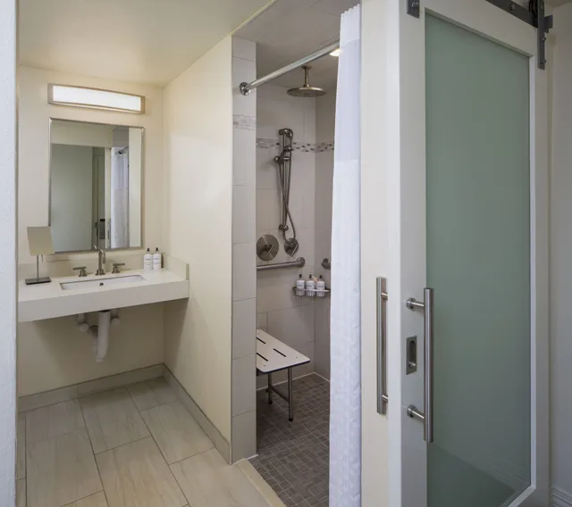 غرفة سوبيريور بسرير كينج بإطلالة على الفناء بشرفة، Ocean View Hotel 6/6