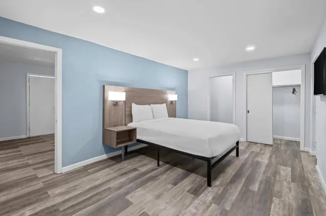 Efficiency, Suite, 1 King and 2 Queen Beds، Suburban Studios Newport News - Hampton 5/6