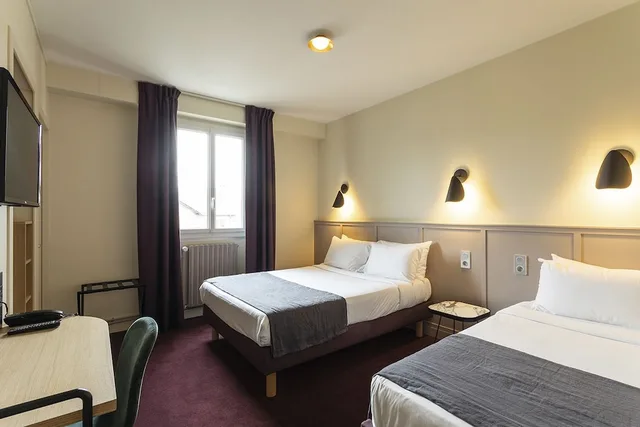 غرفة عائلية ثلاثية بسرير كوين وسرير فردي، Grand Hotel de la Gare 1/3