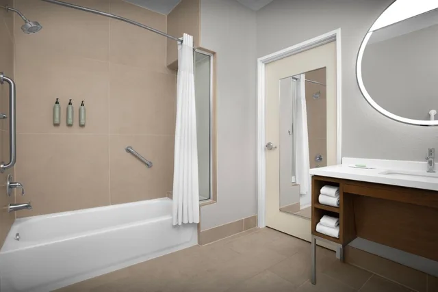 غرفة بسرير كينج مع أريكة بحوض استحمام لذوي الإعاقة، Courtyard by Marriott San Antonio SeaWorld - Westover Hills 3/4