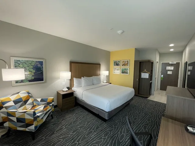 غرفة بسرير كينج، La Quinta Inn and Suites by Wyndham Valdosta 1/5