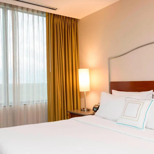 جناح بسرير كينج مع أريكة بحوض استحمام لذوي الإعاقة، Springhill Suites Chicago Ohare By Marriott 1/4