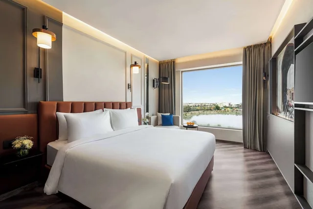 غرفة بسرير كينج لذوي الإعاقة، Ramada Encore by Wyndham Indore Nipania 2/7