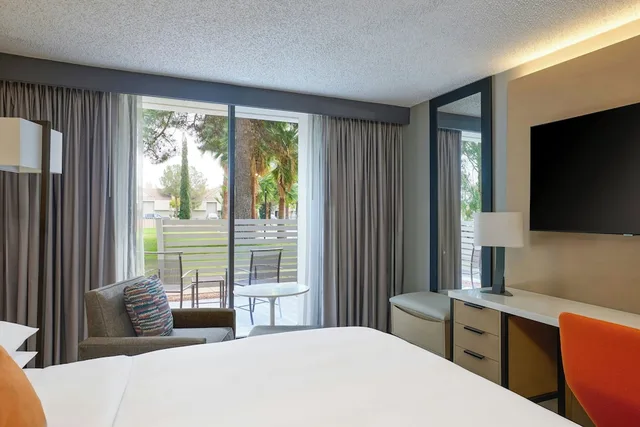 Room, King Bed, Pool View, Patio, El Paso Marriott 5/10