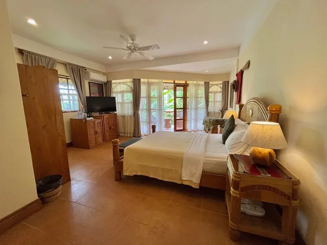 غرفة تنفيذية بسرير كوين بإطلالة على الحديقة، Coco Grove Beach Resort 1/10
