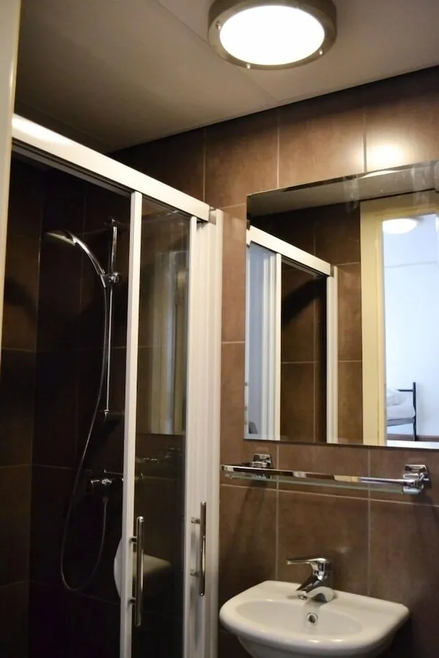 غرفة أساسية ثلاثية بثلاثة أسرّة بحمام مشترك، Continental Hotel 7/8