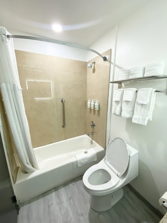 غرفة بسرير كينج، Ramada By Wyndham Tuscaloosa 10/10