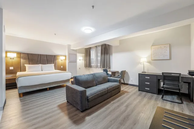 Efficiency, Suite, King Bed, Sofa, Accessible, Hotel Montreal Metropolitan, an Ascend Collection Hotel 2/3