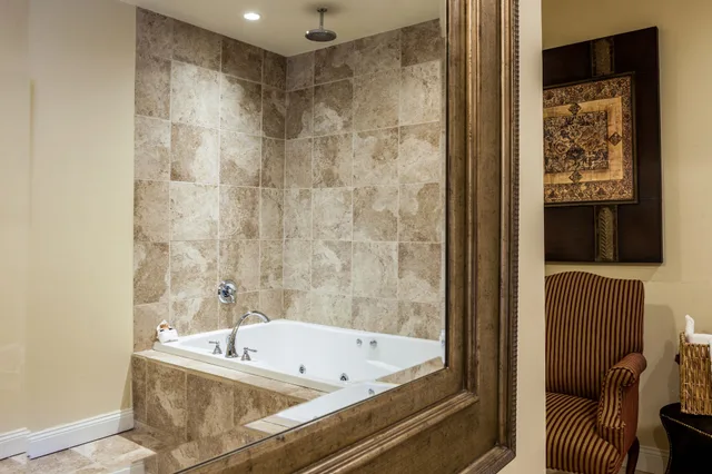 غرفة بسرير كينج بجاكوزي، Inn At Leola Village 3/3