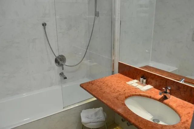 غرفة ثلاثية بسرير كوين مع أريكة، Art Hotel Boston 2/2