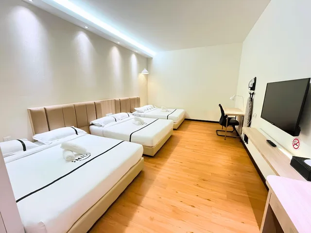 Family, 3 Queen Beds, Top Holiday Hotel 1/2