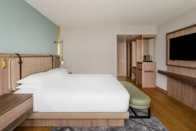 Guest Room, Superior, King Bed, Main Building, Zurich Marriott Hotel 7/10