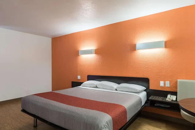 Standard, King Bed, Motel6 Uvalde, TX 9/10