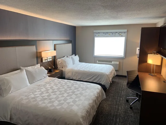 غرفة رباعية بسريرين كوين، Holiday Inn Hotel & Suites Chicago-Carol Stream(Wheaton) 1/2