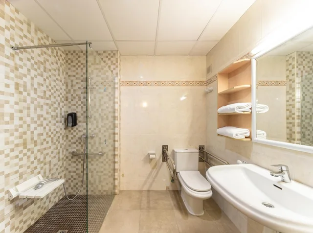 غرفة رباعية بسريرين مزدوجين بإطلالة على البحر، Hotel Medsur Natura Park 5/7