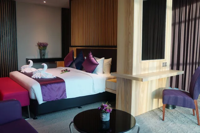 Green, Suite, King Bed، Greens Hotel And Suites 3/7