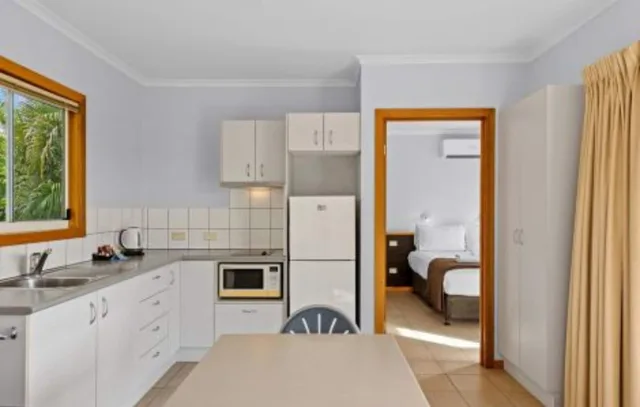 1 Bedroom, Elevated, Superior, Cabin, Queen Bed، Discovery Parks Katherine 2/2