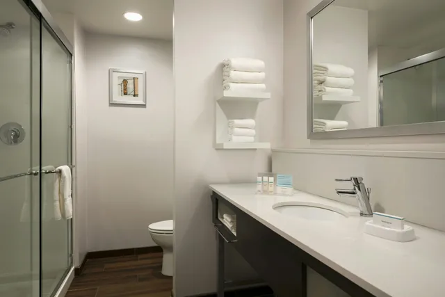 غرفة بسرير كينج مع أريكة، Hampton Inn Kernersville 8/8