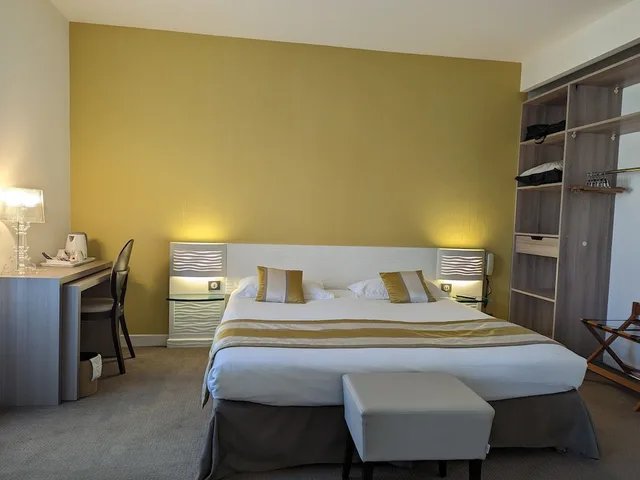 Plus, Comfort, Family, Triple, 1 Queen and 1 Single Bed، Citotel Arverna Vichy 10/10