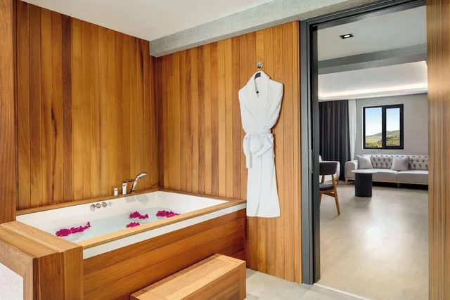Suite, King Bed, Pool Side، Ramada by Wyndham Dalaman 2/3