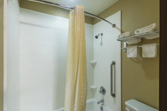 جناح ديلوكس بسرير كينج وسريرين كوين، Motel6 Snyder, TX 6/6