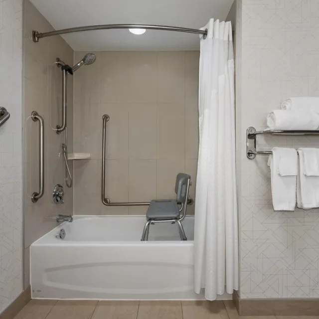غرفة بسرير كينج وسريرين كوين لذوي الإعاقة، Holiday Inn Express And Suites Ottawa East Orleans 9/10