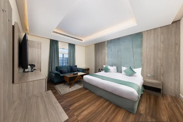 Deluxe, Luxury Night Hotel 1/2