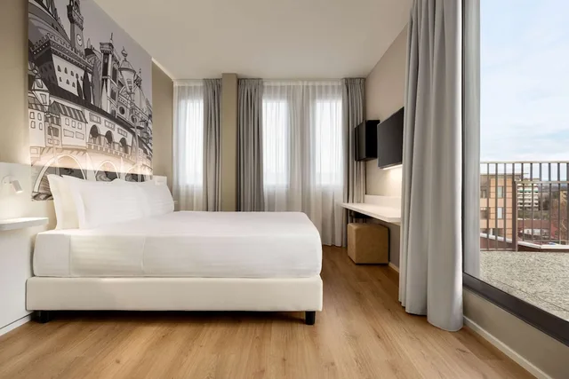 Standard, Queen Bed, Wyndham Garden Florence 1/6