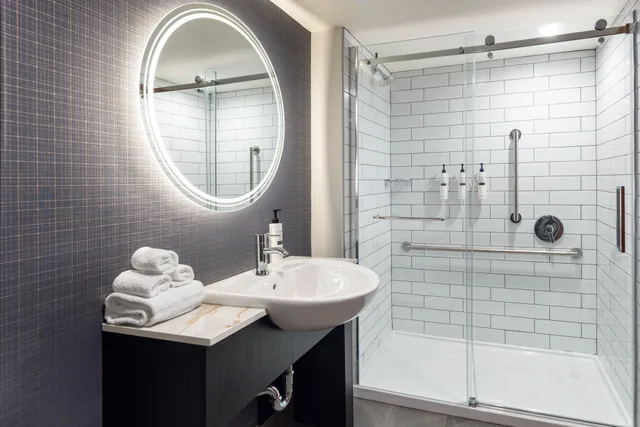 جناح بسرير كوين بغرفتين لذوي الإعاقة، Embassy Suites By Hilton Montreal 6/6