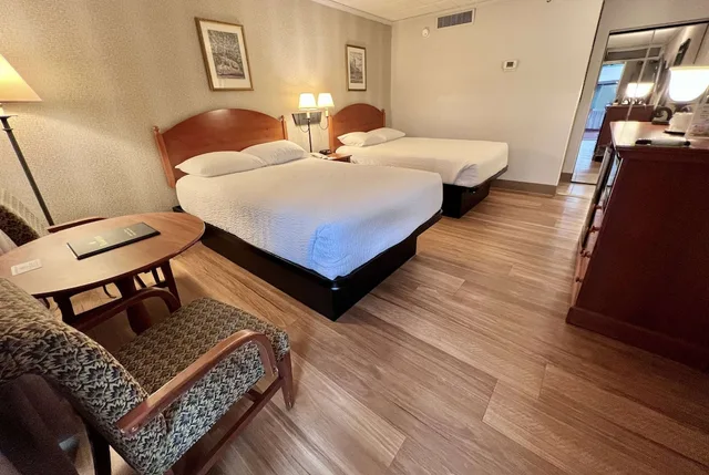 غرفة بسريرين مزدوجين، Ramada by Wyndham State College Hotel & Conference Center 3/10