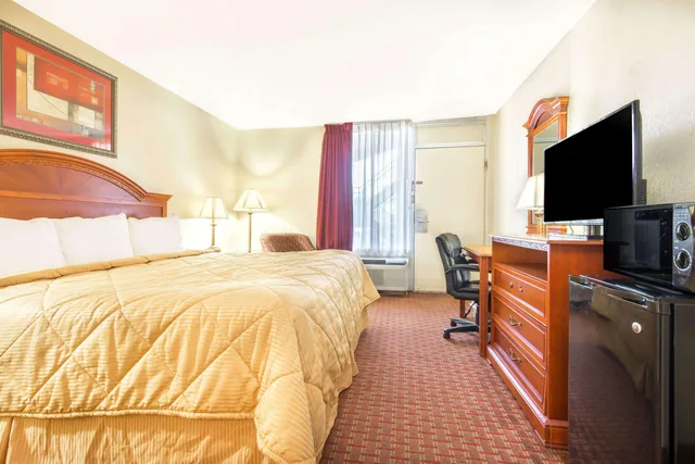 غرفة بسرير كينج للمدخنين، Days Inn by Wyndham Shorter 1/1