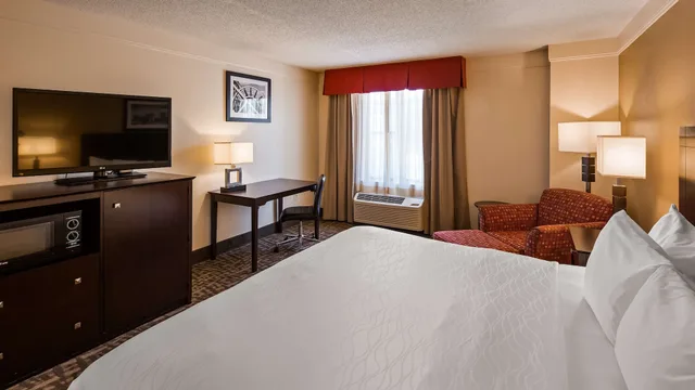 غرفة قياسية بسرير كينج، Best Western Plus Peoria 3/7