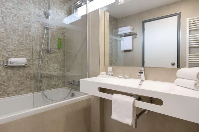 غرفة بريفيليج بسرير كينج وسرير فردي بشرفة، Best Western Hotel Mediterranee Menton 5/6