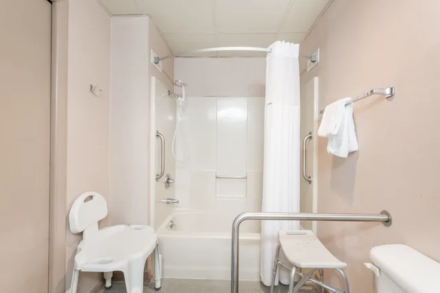 غرفة بسرير كينج لذوي الإعاقة، Days Inn By Wyndham Bedford 4/4