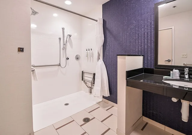 جناح بسرير كينج مع أريكة لذوي الإعاقة، Fairfield Inn Suites East Grand Forks 4/6
