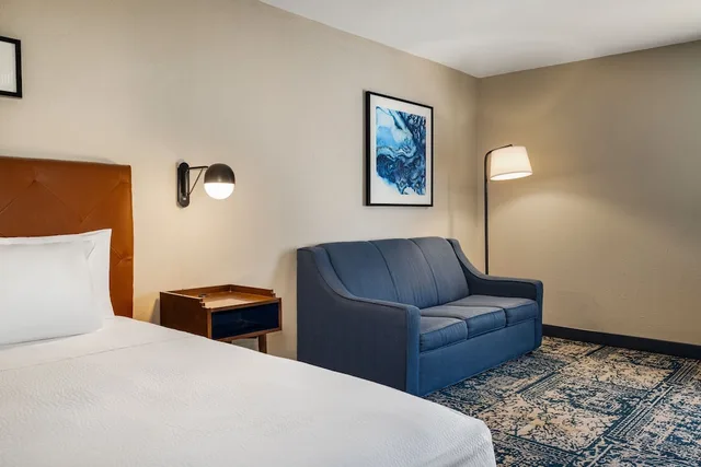 غرفة تقليدية بسرير كينج مع أريكة، Four Points by Sheraton Greensboro Airport 3/6